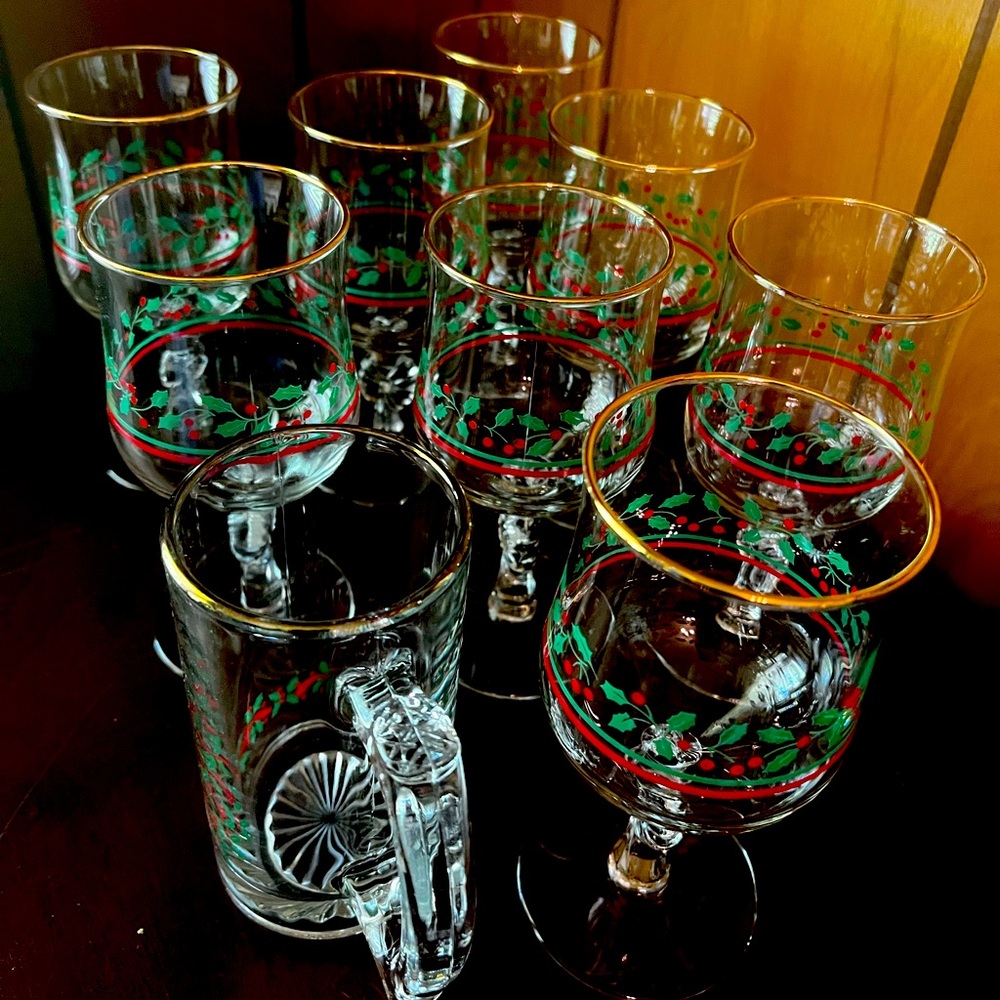 Arby’s Christmas goblets and mug 9 pieces set